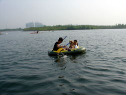 橡皮艇上的快樂(lè)時(shí)光 錢錢暢游，我們共享垂釣之樂(lè)